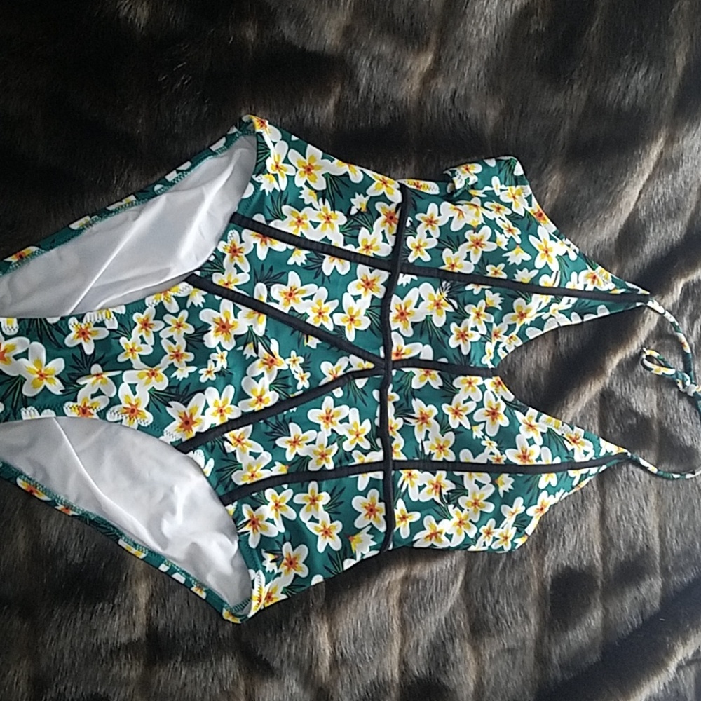 Cupshe One piece swimming suit Brand New